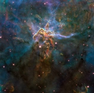 Hubble Images: Wide View of «Mystic Mountain»